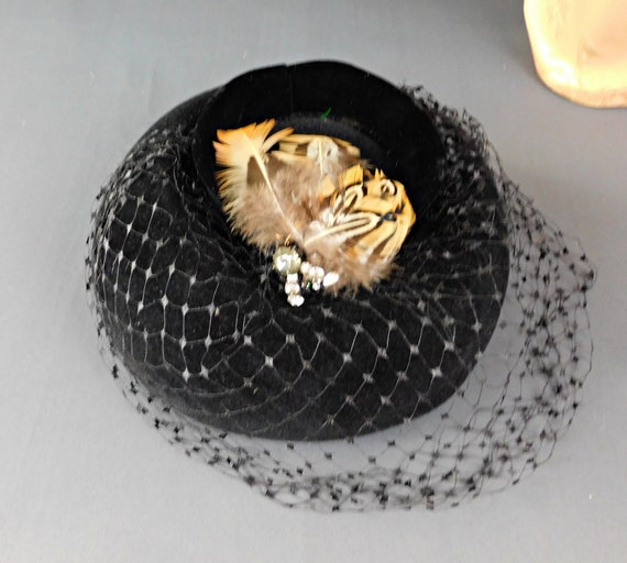 Vintage 1950s Black Velour Hat with Pheasant Feat… - image 8