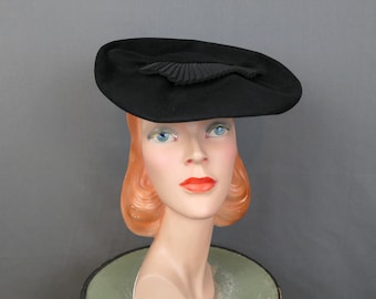 Sombrero de fieltro negro vintage de la década de 1930 con cinta plisada, de Ann Leeds Jackson Heights NY, cabeza de 21 pulgadas