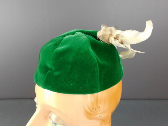 Vintage 1940s Green Velvet Hat With Feathers, 21 Inch Head  display picture 3