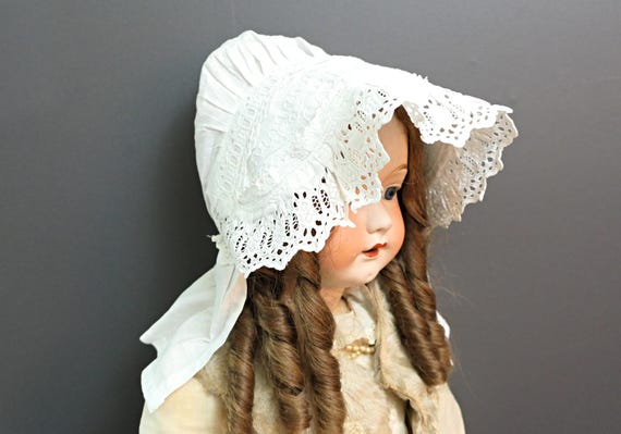 洋書　Antique Doll Bonnets 1850 - 1925　ボネット Antique White Lace Baby Bonnet, Victorian 1800s, Embroidered