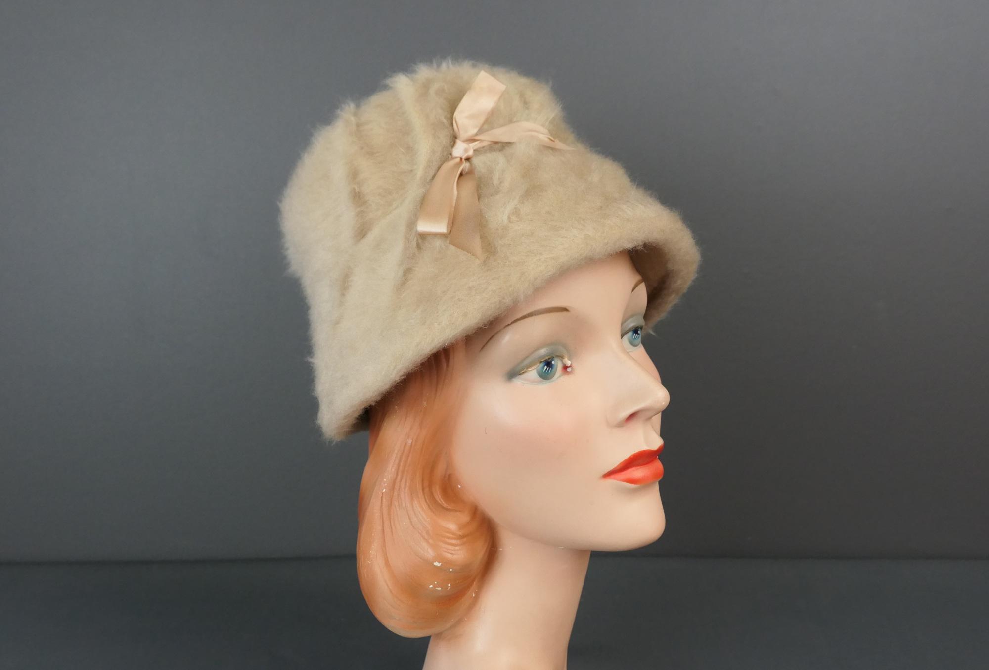 Vintage Plush Fur Beanie Hat in Taupe Vintage Fox Fur Hat Tam 22 1/4 main image 3