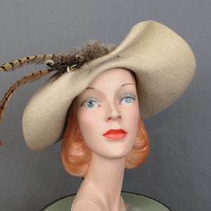 Vintage beige vilten hoed met brede rand en veren, hoofd 22 inch, gewijzigd, enkele problemen