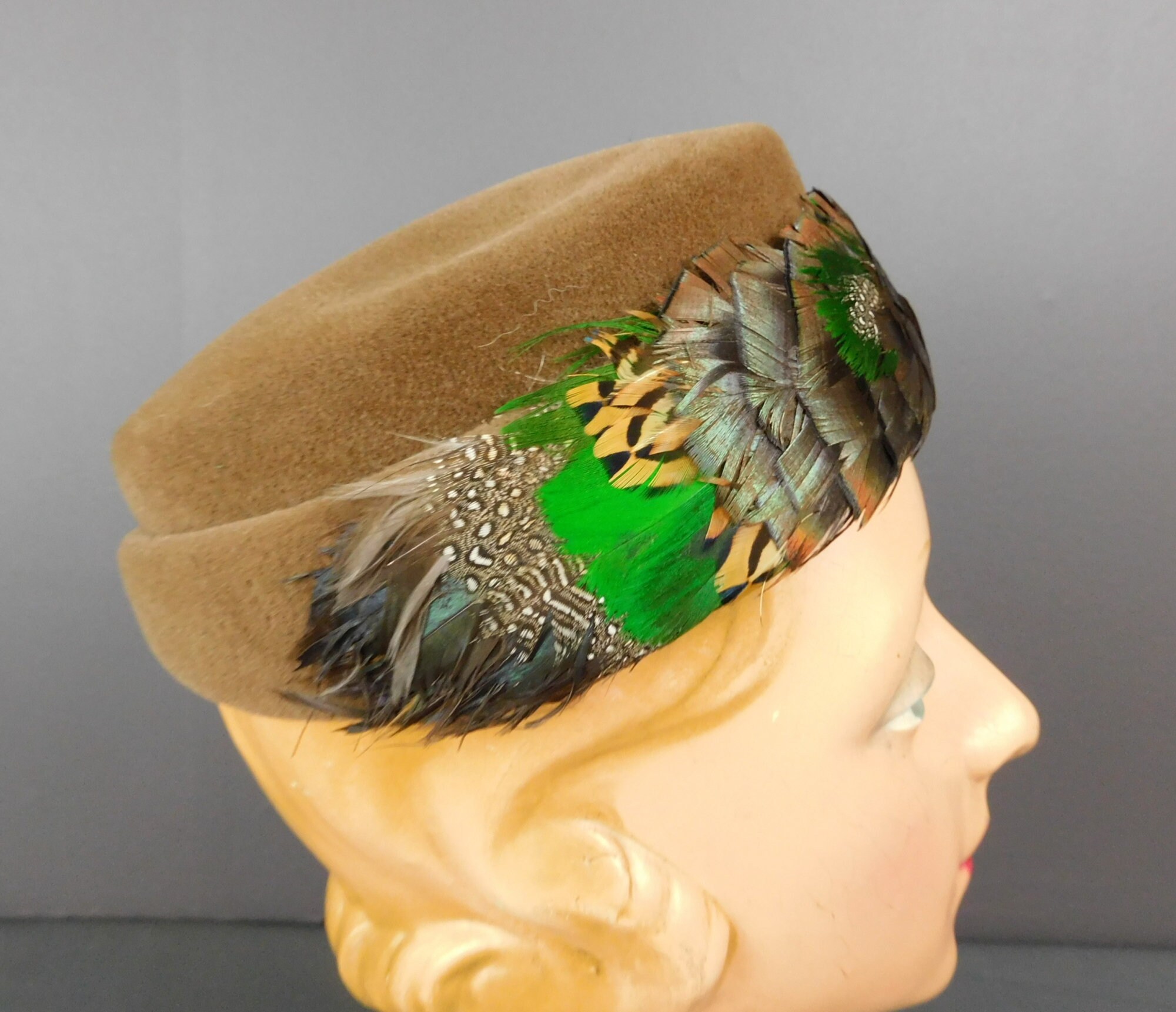 Vintage Brown Velour Hat With Brown & Green Feathers, 1950s  display picture 1