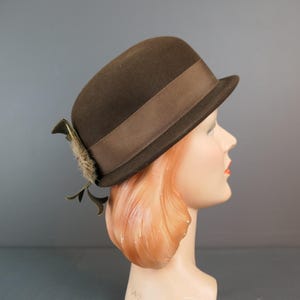 Vintage Hut aus braunem Filz, Bowler-Stil mit Dekoration hinten, 1960er, 56 cm Kopf