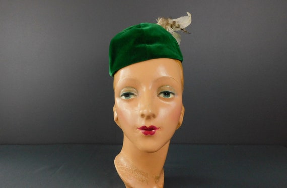 Vintage 1940s Green Velvet Hat With Feathers, 21 Inch Head  display picture 1