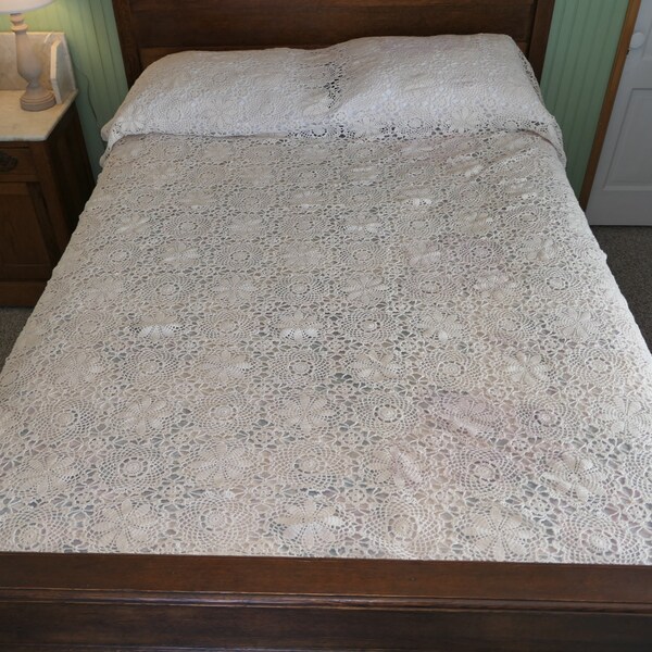 Vintage 1940s Handmade Crochet Lace Bed Topper Bedspread, Full size, 64 x 96 inches