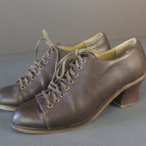 Vintage Dark Brown Lace Up Shoes Oxfords with Curved Wood Heels, size 6B Granny Leather