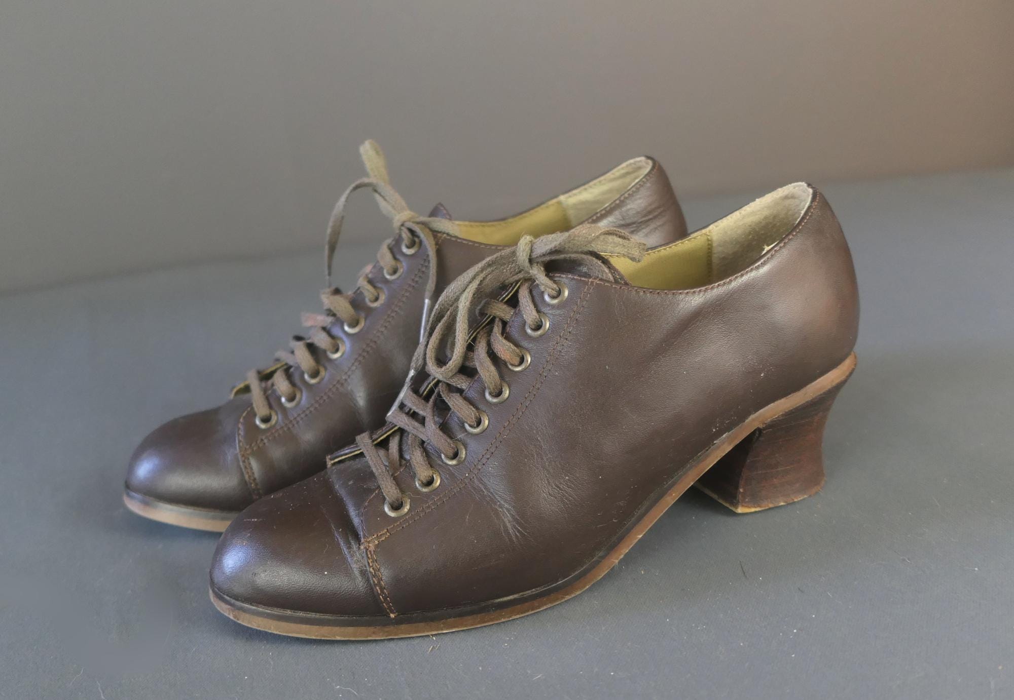 Vintage Brown Leather Oxford Shoes: Lace up Granny Heels, Size 6B