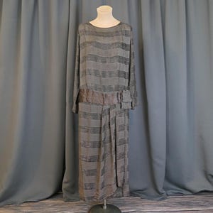 Vintage 1920s Gestreiftes Kleid, Brown Cut Samt, 34 Büste, Seidenschärpe, einige Probleme