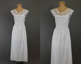 Vintage White Nylon Nightgown, small 31 inch bust, 1960s Miss Florence