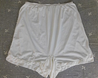 Vintage size 10 White Nylon Panties, 28 to 32 inch waist 1960s