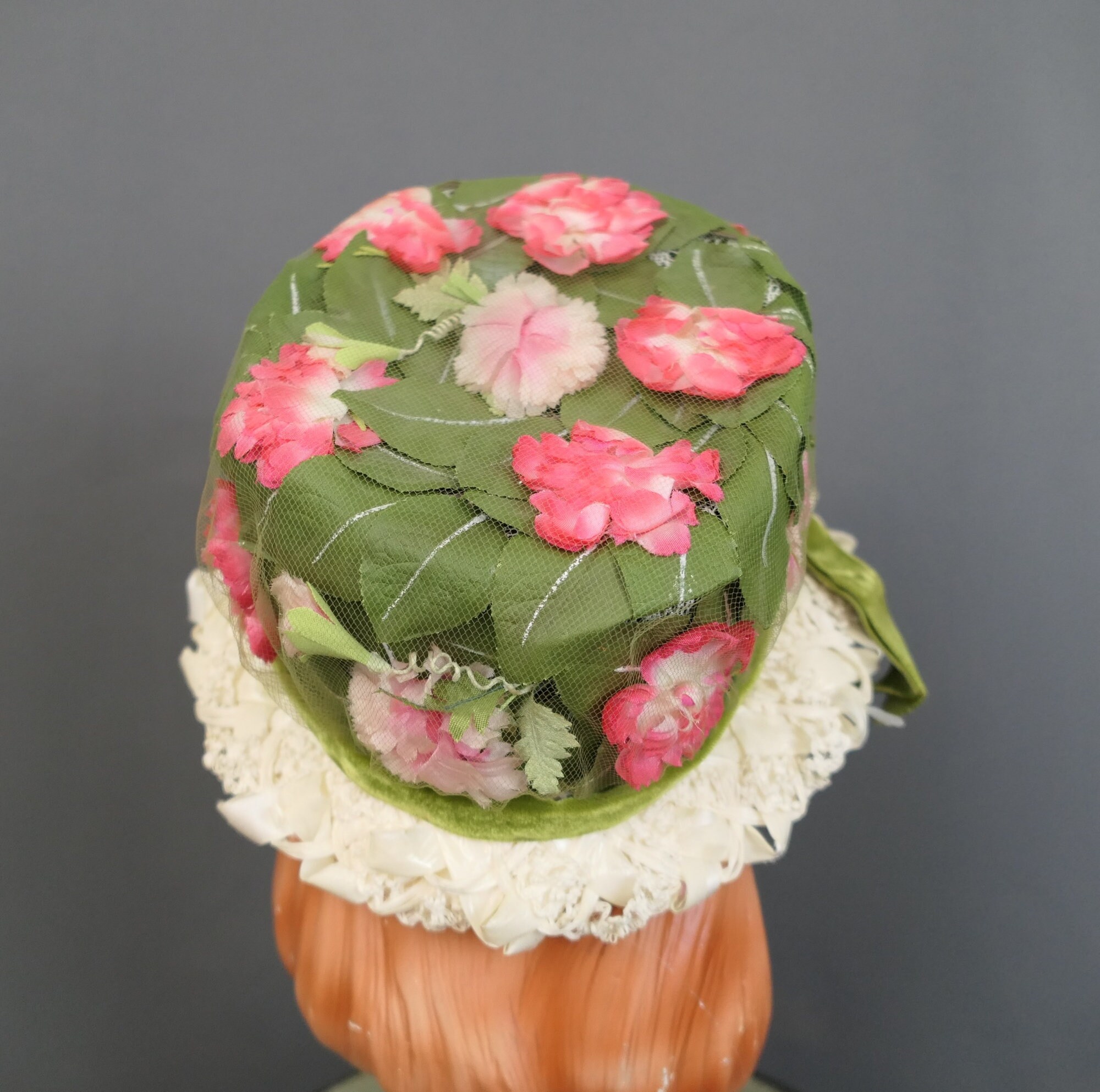 Vintage Pink Flowers Under Tulle Hat With Green Leaves  display picture 2