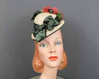 Vintage 1940s Poppy Floral Straw Topper Hat with Green Satin Ribbon, Parisienne