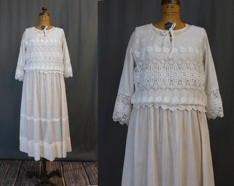 Vintage 1920s White Cotton & Lace Dress with Embroidered Flower, fits 36 bust