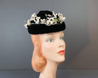 Sombrero de copa vintage de terciopelo negro fruncido con flores blancas, años 50, Sr. Charles