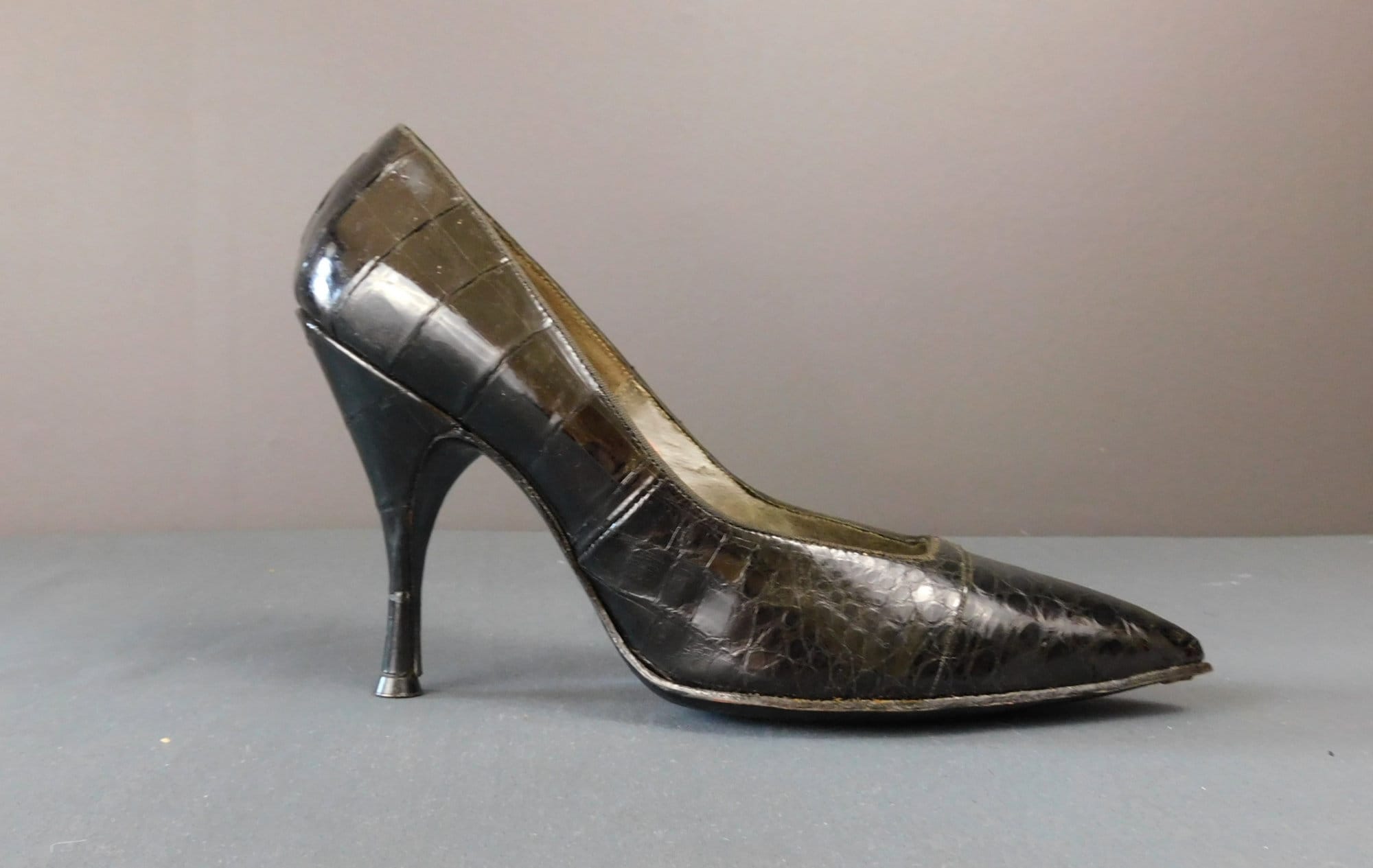 Vintage womens alligator best sale shoes