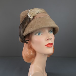 Vintage pluche vilten hoed met veren, gebeeldhouwd jaren 60, past op hoofd van 21 inch