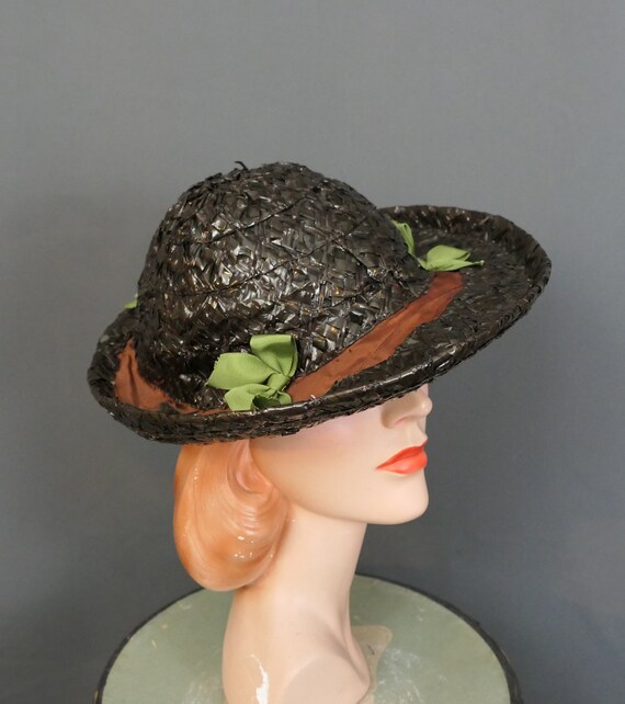 Vintage 1930s Brown Raffia Straw Hat With Green Ribbon  display picture 1