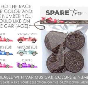 Puede incluir: Una bolsa transparente de celof&aacute;n que contiene galletas s&aacute;ndwich de chocolate, etiquetada como "Spare Tires". La imagen tambi&eacute;n presenta ilustraciones de acuarela de coches de carreras en varios colores, incluyendo rojo, azul, rosa y morado, con el texto "Seleccione el color del coche de carreras y el n&uacute;mero que desea en el coche (edad)."