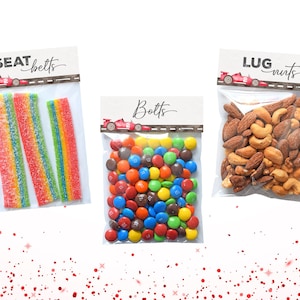 Puede incluir: Tres bolsas de pl&aacute;stico transparente llenas de golosinas. Una bolsa contiene caramelos &aacute;cidos de arco&iacute;ris etiquetados como "SEAT belts". Otra bolsa tiene caramelos de colores etiquetados como "Bolts". La tercera bolsa contiene frutos secos mixtos y est&aacute; etiquetada como "LUG nuts".