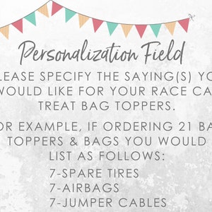 Puede incluir: Fondo gris claro con texto que explica c&oacute;mo personalizar los adornos para bolsas de golosinas de coches de carreras. El texto incluye ejemplos de personalizaci&oacute;n. Una pancarta de banderines de colores cuelga en la parte superior.