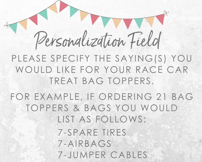 Puede incluir: Fondo gris claro con texto que explica c&oacute;mo personalizar los adornos para bolsas de golosinas de coches de carreras. El texto incluye ejemplos de personalizaci&oacute;n. Una pancarta de banderines de colores cuelga en la parte superior.
