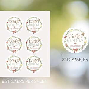 Op de afbeelding: Vel zes ronde stickers met een geschulpte rand. Elke sticker heeft de tekst "Baked With Love" en "The Johnsons" in een kransontwerp met peperkoekmannetjes en een rode strik. Elke sticker heeft een diameter van 7,6 cm.