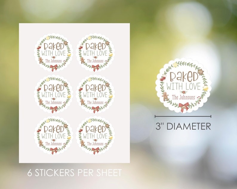 Op de afbeelding: Vel zes ronde stickers met een geschulpte rand. Elke sticker heeft de tekst "Baked With Love" en "The Johnsons" in een kransontwerp met peperkoekmannetjes en een rode strik. Elke sticker heeft een diameter van 7,6 cm.