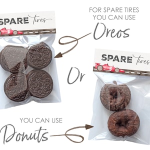 Puede incluir: Dos bolsas de pl&aacute;stico transparente, cada una con golosinas etiquetadas como "SPARE tires". Una bolsa contiene cuatro galletas s&aacute;ndwich de chocolate, la otra dos donas de chocolate. El texto en la imagen dice "FOR SPARE TIRES YOU CAN USE Oreos" y "YOU CAN USE Donuts."