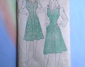 Może przedstawiać: Vintage wzór krawiecki z dwiema ilustracjami zielonej sukienki z kołnierzem i spódnicą w kształcie litery A. Projekt sukienki obejmuje krótkie rękawy i kieszenie. Wzór pochodzi z New York Pattern.