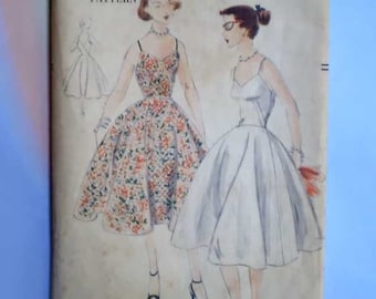 Vintage 50s Full Circle Skirt Sundress Vogue Pattern 30 1/2 Bust 25 1/2 Waist 34 1/2 Hip