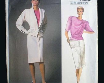 Może przedstawiać: Wzór szycia Vogue Patterns z kobietą w białym garniturze z różowym topem i kobietą w różowym topie i białej spódnicy. Wzór oznaczony jako "Paris Original".