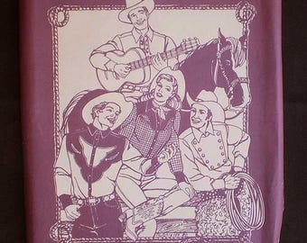 Może przedstawiać: Wzór do szycia w stylu vintage zatytułowany "Folkwear 212" z ilustracjami kowbojów i kowbojek. Okładka przedstawia kowboja grającego na gitarze i inne postacie w strojach westernowych. Tekst "Five Frontier Shirts" znajduje się na dole.