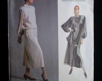 Może przedstawiać: Wzór szycia Vogue Patterns przedstawiający dwuczęściowy strój. Wzór zawiera top z długim rękawem i spódnicę. Obraz przedstawia kobietę w stroju. Widoczny jest tekst "Vogue Patterns AMERICAN DESIGNER".