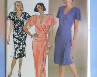 Może przedstawiać: Wzór do szycia w stylu vintage zatytułowany "Rimini" z ilustracjami trzech różnych sukienek kopertowych. Sukienki są w różnych kolorach i wzorach, w tym czarno-biały kwiatowy nadruk, koralowa sukienka i gładka sukienka w kolorze barwinka.