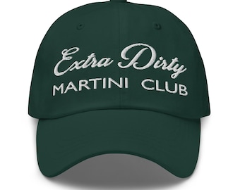 Puede incluir: Gorra de béisbol verde oscuro con el texto bordado "Extra Dirty MARTINI CLUB" en escritura blanca y letras de imprenta. La gorra tiene una visera curva y un botón en la parte superior.