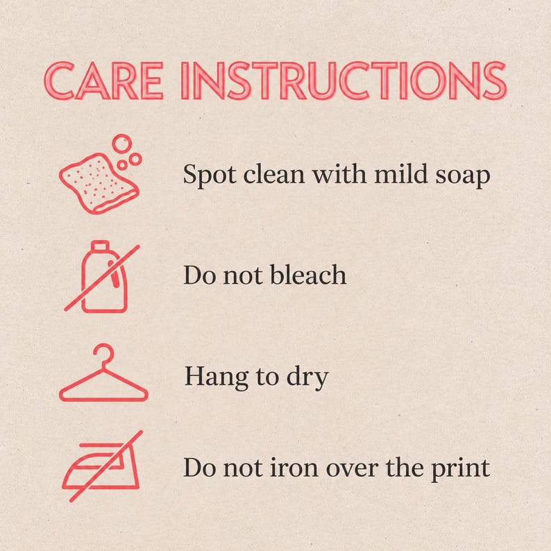 Puede incluir: Una tarjeta de instrucciones de cuidado con texto e iconos rojos sobre fondo claro. Indica: Spot clean with mild soap, Do not bleach, Hang to dry y Do not iron over the print. Los iconos muestran una esponja, una botella tachada, una percha y una plancha tachada.