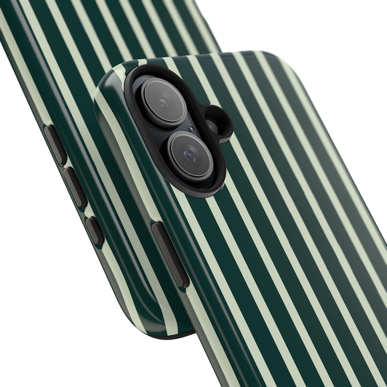 Może przedstawiać: Zbliżenie dw&oacute;ch etui na telefon z pionowym wzorem w paski. Etui są ciemnozielone z kremowymi paskami. G&oacute;rne etui ma obiektyw aparatu i przyciski boczne.