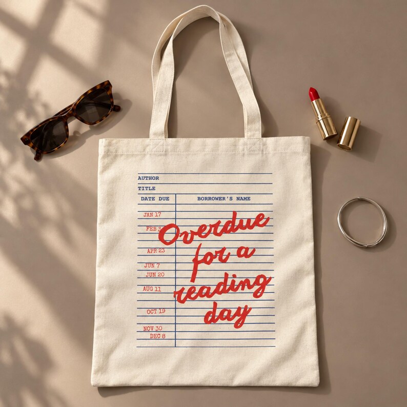 Puede incluir: Una bolsa de tela color crema con un gr&aacute;fico de tarjeta de biblioteca azul y el texto rojo "Overdue for a reading day" impreso en el frente. La bolsa tiene dos asas de tela a juego y una forma rectangular con l&iacute;neas horizontales azules.
