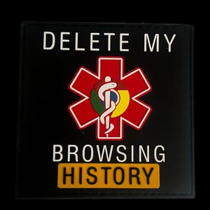 Könnte beinhalten: Ein schwarzer Patch mit weißem Text, der "DELETE MY BROWSING HISTORY" lautet. In der Mitte des Patches befindet sich ein rotes medizinisches Symbol mit einer Schlange und einem Stab. Die Schlange ist um einen bunten Kreis gewickelt, der dem Google Chrome-Logo ähnelt.