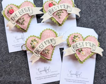 Roze vilten gewatteerde broche met hart en banner voor mama