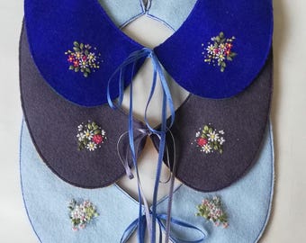 Afneembare kraag, blauw met geborduurde wilde bloemen.