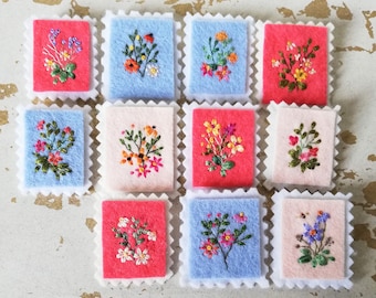 Stempelspeldbroche met bloemenborduurwerk met bloemen