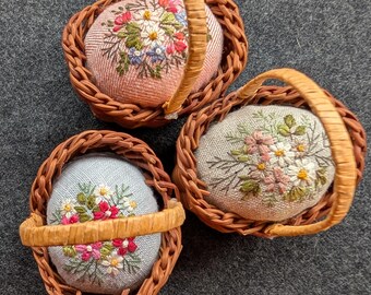 Gesticktes Nadelkissen aus Blüten und Blättern in einem Handgewebten Mini Körbchen