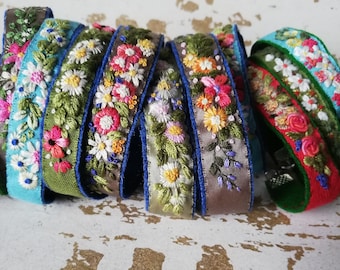 Bracelet brodé fleurs et feuillages ruban et feutre