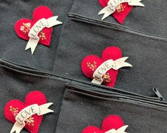 Gewatteerd hart bloemenborduurwerk met liefdesbanner portemonnee, make-upetui, etui