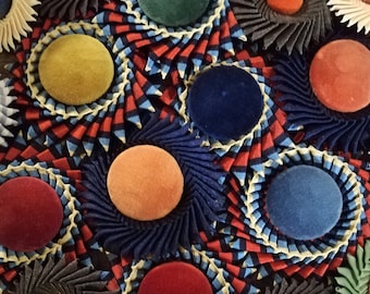 Broche de roseta con escarapela hecho a mano con botón de terciopelo vintage en el centro