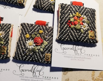 Broche met bloemenborduurwerk wilde bloemen op linnen vlecht