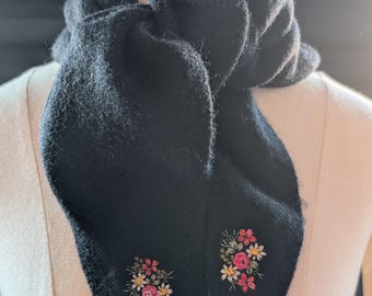 Kuscheliger Hand bestickter Woll-Halswärmer