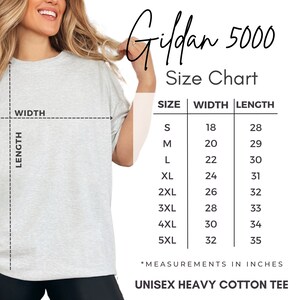 Peut inclure: Tableau des tailles pour t-shirts unisexes en coton lourd Gildan 5000. Le tableau indique les tailles du S au 5XL avec les mesures de largeur et de longueur correspondantes en pouces.